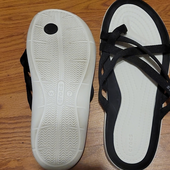 W7 Crocs - Picture 2 of 2